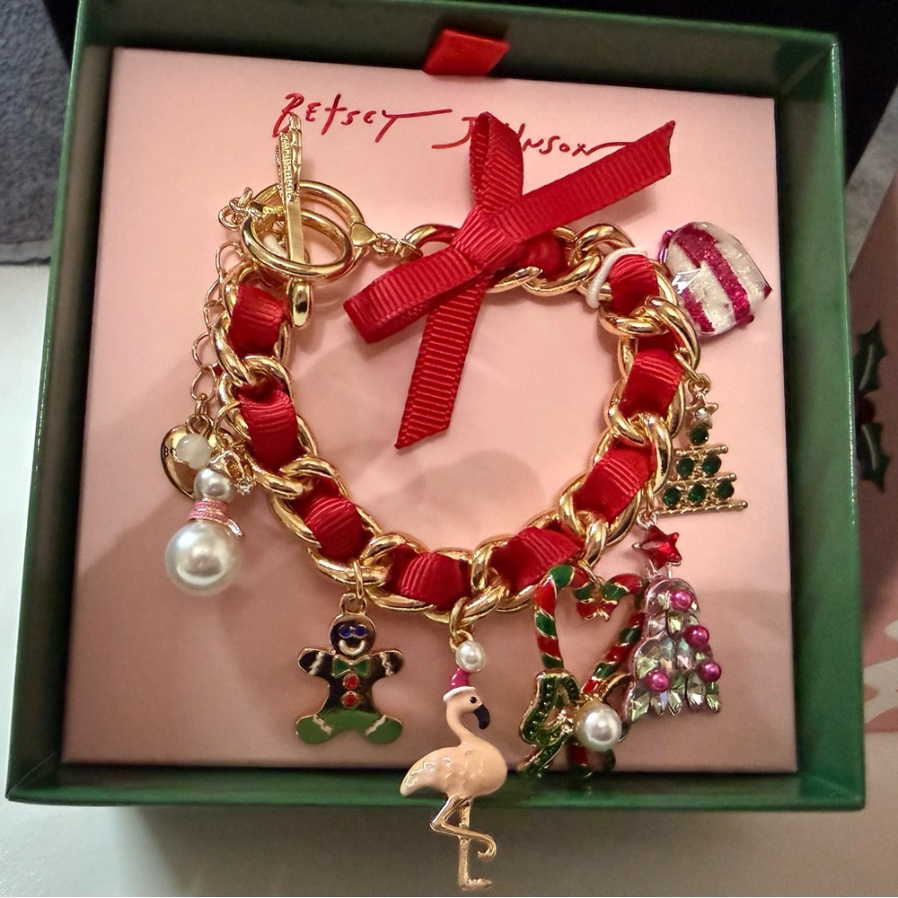 🦩🎄Betsey Johnson Festive Gold and Red Charm Bracelet